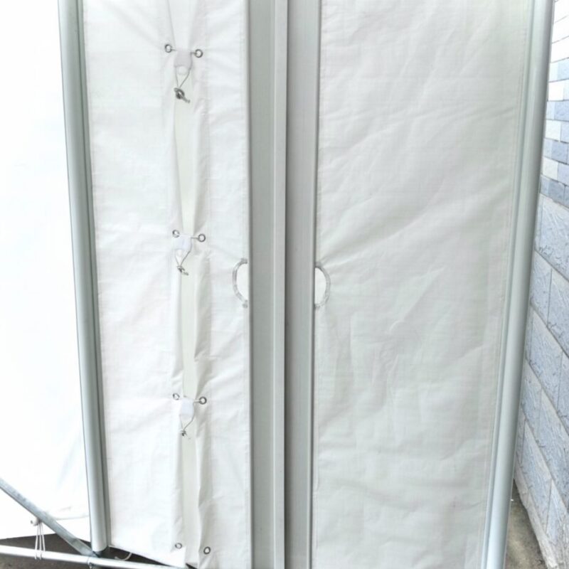 he easy-to-use clip system for the Abris Crystal car shelter side door.